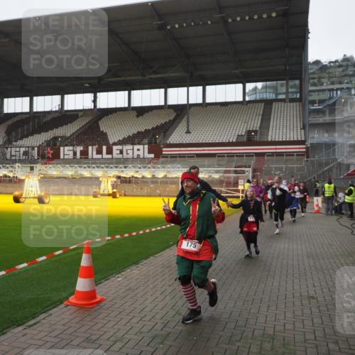 07.12.2025 - St. Pauli X-Mass-Run No. 15 Fabian Wolf http://msf.ph/oto/9394955 07.12.2025 10:27:40 Ziel 175, 2060, 2101, 2188, 2677, 3154, 3156, 3458, 3706, 3707, 3722, 3723, 3793, 4383, 4435, 4462, 4463, 4515, 4516 meine-sportfotos.de