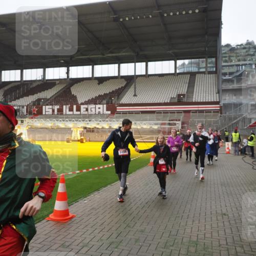 07.12.2025 - St. Pauli X-Mass-Run No. 15 Fabian Wolf http://msf.ph/oto/9394960 07.12.2025 10:27:41 Ziel 175, 2060, 2101, 2188, 2677, 3154, 3156, 3458, 3706, 3707, 3713, 3722, 3723, 3793, 4383, 4462, 4463, 4515, 4516 meine-sportfotos.de