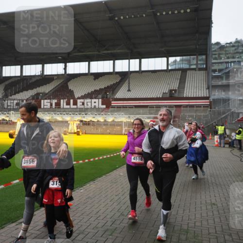 07.12.2025 - St. Pauli X-Mass-Run No. 15 Fabian Wolf http://msf.ph/oto/9394971 07.12.2025 10:27:44 Ziel 175, 2060, 2101, 2188, 2677, 3154, 3156, 3458, 3706, 3707, 3713, 4383, 4462, 4463, 4515, 4516 meine-sportfotos.de