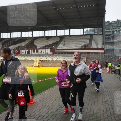 07.12.2025 - St. Pauli X-Mass-Run No. 15 Fabian Wolf http://msf.ph/oto/9394972 07.12.2025 10:27:44 Ziel 175, 2060, 2101, 2188, 2677, 3154, 3156, 3458, 3706, 3707, 3713, 4383, 4462, 4463, 4515, 4516 meine-sportfotos.de