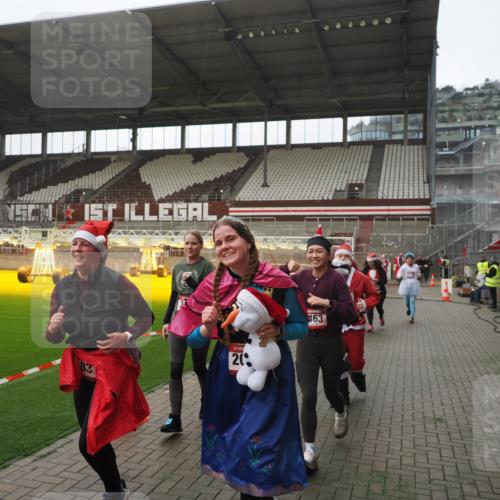 07.12.2025 - St. Pauli X-Mass-Run No. 15 Fabian Wolf http://msf.ph/oto/9394980 07.12.2025 10:27:46 Ziel 175, 2060, 2101, 2188, 2677, 3154, 3156, 3458, 3706, 3707, 3713, 4383, 4462, 4463, 4515, 4516 meine-sportfotos.de