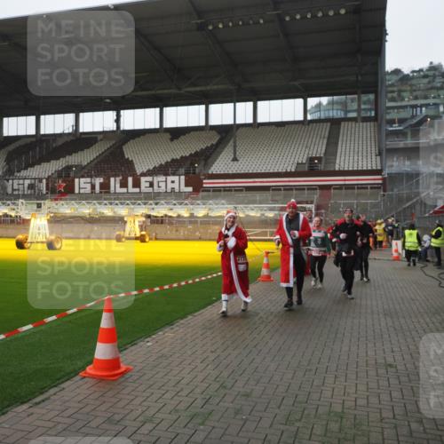 07.12.2025 - St. Pauli X-Mass-Run No. 15 Fabian Wolf http://msf.ph/oto/9395018 07.12.2025 10:27:56 Ziel 1717, 2101, 2188, 3458, 3713, 3881, 3883, 4132, 4133, 4350, 4383, 4453, 4454, 4462, 4463, 4527, 4538, 4875 meine-sportfotos.de