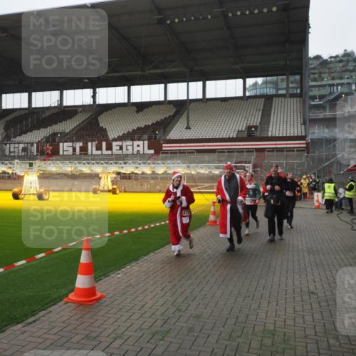 07.12.2025 - St. Pauli X-Mass-Run No. 15 Fabian Wolf http://msf.ph/oto/9395019 07.12.2025 10:27:56 Ziel 1717, 2101, 2188, 3458, 3713, 3881, 3883, 4132, 4133, 4350, 4383, 4453, 4454, 4462, 4463, 4527, 4538, 4875 meine-sportfotos.de