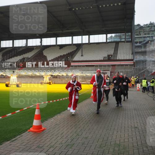 07.12.2025 - St. Pauli X-Mass-Run No. 15 Fabian Wolf http://msf.ph/oto/9395020 07.12.2025 10:27:56 Ziel 1717, 2101, 2188, 3458, 3713, 3881, 3883, 4132, 4133, 4350, 4383, 4453, 4454, 4462, 4463, 4527, 4538, 4875 meine-sportfotos.de