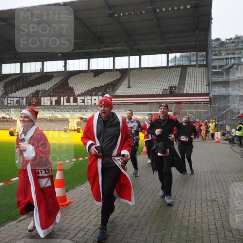 07.12.2025 - St. Pauli X-Mass-Run No. 15 Fabian Wolf http://msf.ph/oto/9395028 07.12.2025 10:27:58 Ziel 1717, 1742, 1745, 2101, 2188, 3713, 3879, 3881, 3883, 4065, 4132, 4133, 4189, 4350, 4453, 4454, 4462, 4463, 4527, 4538, 4875 meine-sportfotos.de