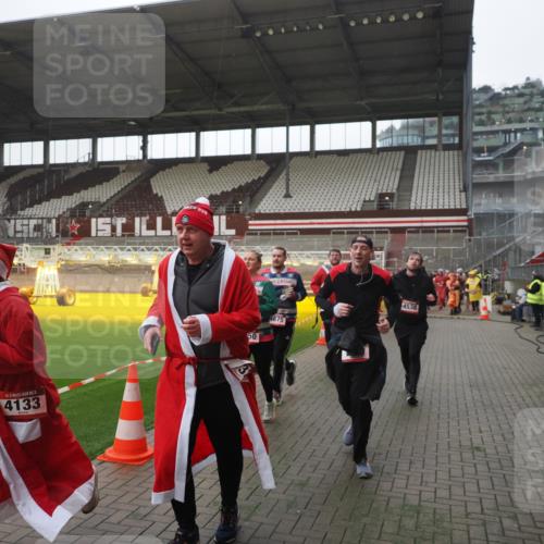 07.12.2025 - St. Pauli X-Mass-Run No. 15 Fabian Wolf http://msf.ph/oto/9395029 07.12.2025 10:27:58 Ziel 1717, 1742, 1745, 2101, 2188, 3713, 3879, 3881, 3883, 4065, 4132, 4133, 4189, 4350, 4453, 4454, 4462, 4463, 4527, 4538, 4875 meine-sportfotos.de