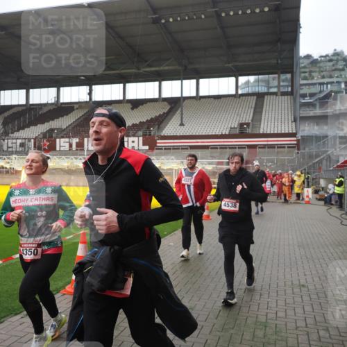 07.12.2025 - St. Pauli X-Mass-Run No. 15 Fabian Wolf http://msf.ph/oto/9395034 07.12.2025 10:27:59 Ziel 1717, 1742, 1745, 2101, 2188, 3412, 3713, 3730, 3879, 3881, 3883, 4065, 4132, 4133, 4189, 4350, 4453, 4454, 4527, 4538, 4700, 4708, 4875 meine-sportfotos.de