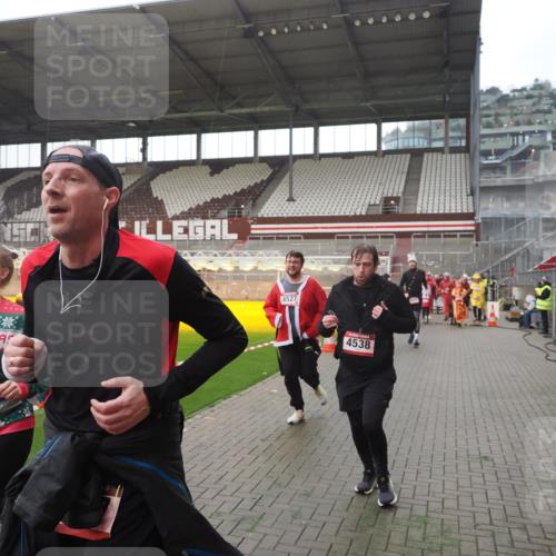 07.12.2025 - St. Pauli X-Mass-Run No. 15 Fabian Wolf http://msf.ph/oto/9395035 07.12.2025 10:27:59 Ziel 1717, 1742, 1745, 2101, 2188, 3412, 3713, 3730, 3879, 3881, 3883, 4065, 4132, 4133, 4189, 4350, 4453, 4454, 4527, 4538, 4700, 4708, 4875 meine-sportfotos.de