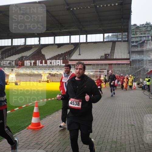 07.12.2025 - St. Pauli X-Mass-Run No. 15 Fabian Wolf http://msf.ph/oto/9395038 07.12.2025 10:28:00 Ziel 1717, 1742, 1745, 2188, 3412, 3713, 3730, 3879, 3881, 3883, 4064, 4065, 4132, 4133, 4189, 4344, 4350, 4453, 4454, 4527, 4538, 4700, 4708, 4710, 4875 meine-sportfotos.de