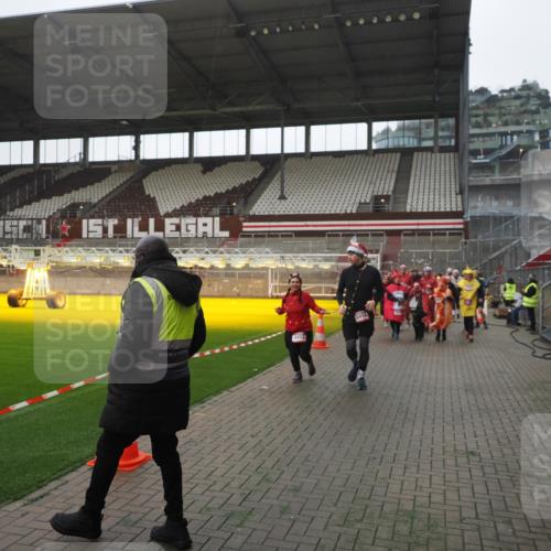07.12.2025 - St. Pauli X-Mass-Run No. 15 Fabian Wolf http://msf.ph/oto/9395047 07.12.2025 10:28:02 Ziel 1507, 1717, 1742, 1745, 3412, 3727, 3729, 3730, 3879, 3881, 3883, 4064, 4065, 4132, 4133, 4189, 4344, 4350, 4453, 4454, 4527, 4538, 4700, 4704, 4708, 4710, 4875 meine-sportfotos.de