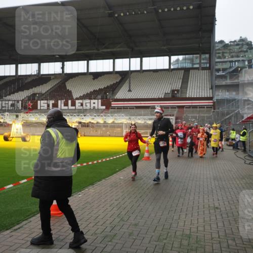 07.12.2025 - St. Pauli X-Mass-Run No. 15 Fabian Wolf http://msf.ph/oto/9395048 07.12.2025 10:28:02 Ziel 1507, 1717, 1742, 1745, 3412, 3727, 3729, 3730, 3879, 3881, 3883, 4064, 4065, 4132, 4133, 4189, 4344, 4350, 4453, 4454, 4527, 4538, 4700, 4704, 4708, 4710, 4875 meine-sportfotos.de