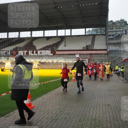 07.12.2025 - St. Pauli X-Mass-Run No. 15 Fabian Wolf http://msf.ph/oto/9395049 07.12.2025 10:28:02 Ziel 1507, 1717, 1742, 1745, 3412, 3727, 3729, 3730, 3879, 3881, 3883, 4064, 4065, 4132, 4133, 4189, 4344, 4350, 4453, 4454, 4527, 4538, 4700, 4704, 4708, 4710, 4875 meine-sportfotos.de