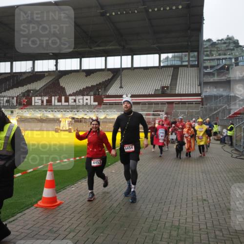 07.12.2025 - St. Pauli X-Mass-Run No. 15 Fabian Wolf http://msf.ph/oto/9395052 07.12.2025 10:28:03 Ziel 1507, 1717, 1742, 1745, 3412, 3727, 3729, 3730, 3879, 3881, 3883, 4064, 4065, 4132, 4133, 4189, 4344, 4350, 4376, 4380, 4453, 4454, 4527, 4538, 4700, 4704, 4708, 4710, 4875 meine-sportfotos.de