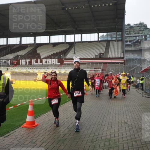 07.12.2025 - St. Pauli X-Mass-Run No. 15 Fabian Wolf http://msf.ph/oto/9395053 07.12.2025 10:28:03 Ziel 1507, 1717, 1742, 1745, 3412, 3727, 3729, 3730, 3879, 3881, 3883, 4064, 4065, 4132, 4133, 4189, 4344, 4350, 4376, 4380, 4453, 4454, 4527, 4538, 4700, 4704, 4708, 4710, 4875 meine-sportfotos.de