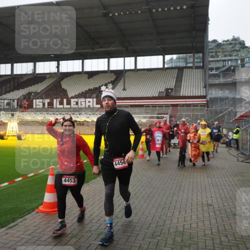 07.12.2025 - St. Pauli X-Mass-Run No. 15 Fabian Wolf http://msf.ph/oto/9395055 07.12.2025 10:28:04 Ziel 1507, 1717, 1742, 1745, 3412, 3727, 3729, 3730, 3879, 3881, 3883, 4064, 4065, 4132, 4133, 4189, 4344, 4350, 4376, 4380, 4453, 4454, 4527, 4538, 4700, 4704, 4708, 4710, 4875 meine-sportfotos.de