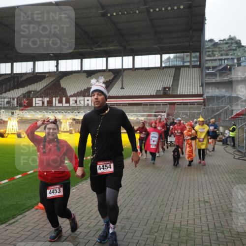 07.12.2025 - St. Pauli X-Mass-Run No. 15 Fabian Wolf http://msf.ph/oto/9395056 07.12.2025 10:28:04 Ziel 1507, 1717, 1742, 1745, 3412, 3727, 3729, 3730, 3879, 3881, 3883, 4064, 4065, 4132, 4133, 4189, 4344, 4350, 4376, 4380, 4453, 4454, 4527, 4538, 4700, 4704, 4708, 4710, 4875 meine-sportfotos.de