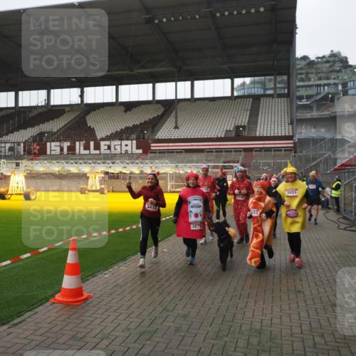 07.12.2025 - St. Pauli X-Mass-Run No. 15 Fabian Wolf http://msf.ph/oto/9395062 07.12.2025 10:28:05 Ziel 1507, 1717, 1742, 1745, 3412, 3727, 3729, 3730, 3879, 3881, 3883, 4064, 4065, 4132, 4133, 4159, 4160, 4189, 4344, 4350, 4376, 4380, 4453, 4454, 4527, 4538, 4700, 4704, 4708, 4710, 4875 meine-sportfotos.de