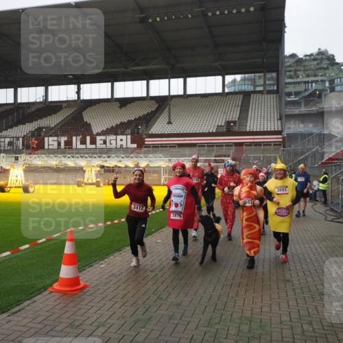 07.12.2025 - St. Pauli X-Mass-Run No. 15 Fabian Wolf http://msf.ph/oto/9395063 07.12.2025 10:28:06 Ziel 1507, 1717, 1742, 1745, 3412, 3727, 3729, 3730, 3879, 3881, 3883, 4064, 4065, 4132, 4133, 4159, 4160, 4189, 4344, 4350, 4376, 4380, 4453, 4454, 4527, 4538, 4700, 4704, 4708, 4710, 4875 meine-sportfotos.de