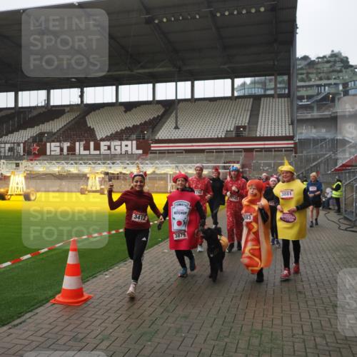 07.12.2025 - St. Pauli X-Mass-Run No. 15 Fabian Wolf http://msf.ph/oto/9395064 07.12.2025 10:28:06 Ziel 1507, 1717, 1742, 1745, 3412, 3727, 3729, 3730, 3879, 3881, 3883, 4064, 4065, 4132, 4133, 4159, 4160, 4189, 4344, 4350, 4376, 4380, 4453, 4454, 4527, 4538, 4700, 4704, 4708, 4710, 4875 meine-sportfotos.de