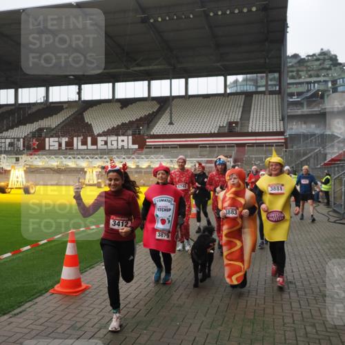 07.12.2025 - St. Pauli X-Mass-Run No. 15 Fabian Wolf http://msf.ph/oto/9395066 07.12.2025 10:28:06 Ziel 1507, 1717, 1742, 1745, 3412, 3727, 3729, 3730, 3879, 3881, 3883, 4064, 4065, 4132, 4133, 4159, 4160, 4189, 4344, 4350, 4376, 4380, 4453, 4454, 4527, 4538, 4700, 4704, 4708, 4710, 4875 meine-sportfotos.de