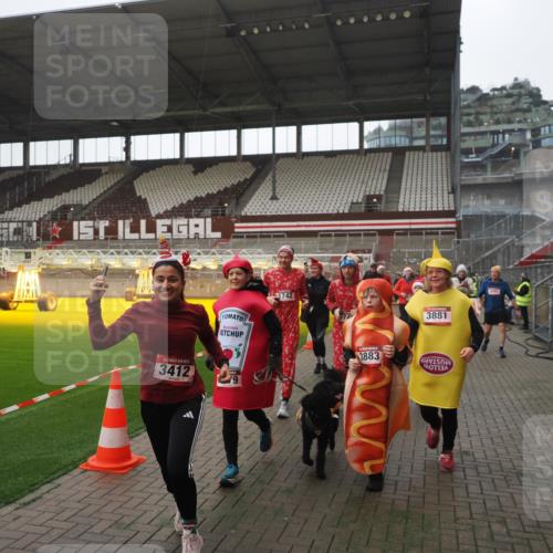 07.12.2025 - St. Pauli X-Mass-Run No. 15 Fabian Wolf http://msf.ph/oto/9395067 07.12.2025 10:28:06 Ziel 1507, 1717, 1742, 1745, 3412, 3727, 3729, 3730, 3879, 3881, 3883, 4064, 4065, 4132, 4133, 4159, 4160, 4189, 4344, 4350, 4376, 4380, 4453, 4454, 4527, 4538, 4700, 4704, 4708, 4710, 4875 meine-sportfotos.de