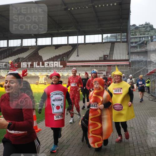 07.12.2025 - St. Pauli X-Mass-Run No. 15 Fabian Wolf http://msf.ph/oto/9395069 07.12.2025 10:28:07 Ziel 1507, 1717, 1742, 1745, 3412, 3727, 3729, 3730, 3879, 3881, 3883, 4064, 4065, 4132, 4133, 4159, 4160, 4189, 4344, 4350, 4376, 4380, 4453, 4454, 4527, 4538, 4700, 4704, 4708, 4710, 4875 meine-sportfotos.de