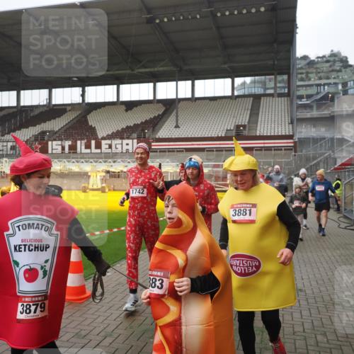 07.12.2025 - St. Pauli X-Mass-Run No. 15 Fabian Wolf http://msf.ph/oto/9395072 07.12.2025 10:28:07 Ziel 1507, 1717, 1742, 1745, 3412, 3727, 3729, 3730, 3879, 3881, 3883, 4064, 4065, 4132, 4133, 4159, 4160, 4189, 4344, 4350, 4376, 4380, 4453, 4454, 4527, 4538, 4700, 4704, 4708, 4710, 4875 meine-sportfotos.de