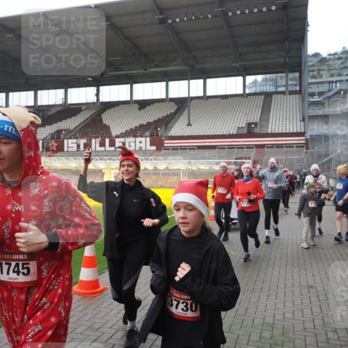 07.12.2025 - St. Pauli X-Mass-Run No. 15 Fabian Wolf http://msf.ph/oto/9395076 07.12.2025 10:28:09 Ziel 1507, 1717, 1742, 1745, 3395, 3412, 3413, 3727, 3729, 3730, 3879, 3881, 3883, 4064, 4065, 4159, 4160, 4189, 4245, 4344, 4350, 4376, 4380, 4453, 4454, 4527, 4538, 4697, 4700, 4701, 4704, 4706, 4708, 4710, 4875 meine-sportfotos.de