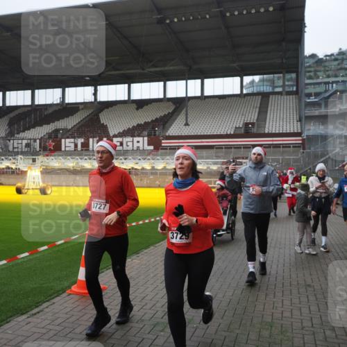 07.12.2025 - St. Pauli X-Mass-Run No. 15 Fabian Wolf http://msf.ph/oto/9395083 07.12.2025 10:28:10 Ziel 1507, 1742, 1745, 3395, 3412, 3413, 3727, 3729, 3730, 3879, 3881, 3883, 4064, 4065, 4159, 4160, 4189, 4245, 4344, 4376, 4380, 4453, 4454, 4527, 4538, 4697, 4698, 4700, 4701, 4702, 4704, 4706, 4707, 4708, 4710 meine-sportfotos.de