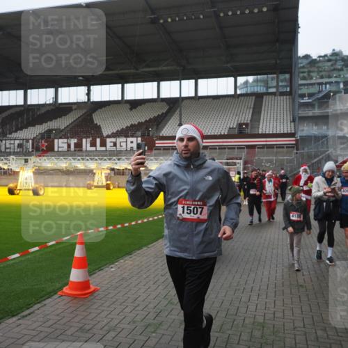 07.12.2025 - St. Pauli X-Mass-Run No. 15 Fabian Wolf http://msf.ph/oto/9395089 07.12.2025 10:28:12 Ziel 1507, 1742, 1745, 2723, 3395, 3412, 3413, 3472, 3727, 3729, 3730, 3879, 3881, 3883, 4064, 4065, 4159, 4160, 4189, 4245, 4344, 4376, 4380, 4453, 4454, 4697, 4698, 4700, 4701, 4702, 4704, 4706, 4707, 4708, 4710 meine-sportfotos.de