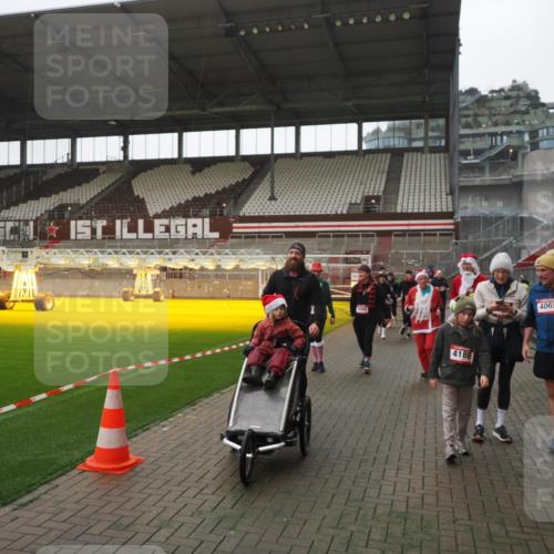 07.12.2025 - St. Pauli X-Mass-Run No. 15 Fabian Wolf http://msf.ph/oto/9395093 07.12.2025 10:28:13 Ziel 1507, 1742, 1745, 2723, 3395, 3412, 3413, 3472, 3727, 3729, 3730, 3879, 3881, 3883, 4064, 4065, 4159, 4160, 4189, 4245, 4344, 4376, 4380, 4453, 4454, 4697, 4698, 4700, 4701, 4702, 4704, 4706, 4707, 4708, 4710 meine-sportfotos.de
