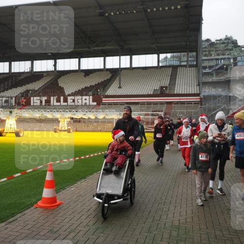07.12.2025 - St. Pauli X-Mass-Run No. 15 Fabian Wolf http://msf.ph/oto/9395094 07.12.2025 10:28:13 Ziel 1507, 1742, 1745, 2723, 3395, 3412, 3413, 3472, 3727, 3729, 3730, 3879, 3881, 3883, 4064, 4065, 4159, 4160, 4189, 4245, 4344, 4376, 4380, 4453, 4454, 4697, 4698, 4700, 4701, 4702, 4704, 4706, 4707, 4708, 4710 meine-sportfotos.de