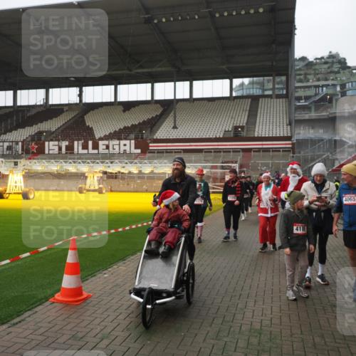 07.12.2025 - St. Pauli X-Mass-Run No. 15 Fabian Wolf http://msf.ph/oto/9395095 07.12.2025 10:28:13 Ziel 1507, 1742, 1745, 2723, 3395, 3412, 3413, 3472, 3727, 3729, 3730, 3879, 3881, 3883, 4064, 4065, 4159, 4160, 4189, 4245, 4344, 4376, 4380, 4453, 4454, 4697, 4698, 4700, 4701, 4702, 4704, 4706, 4707, 4708, 4710 meine-sportfotos.de