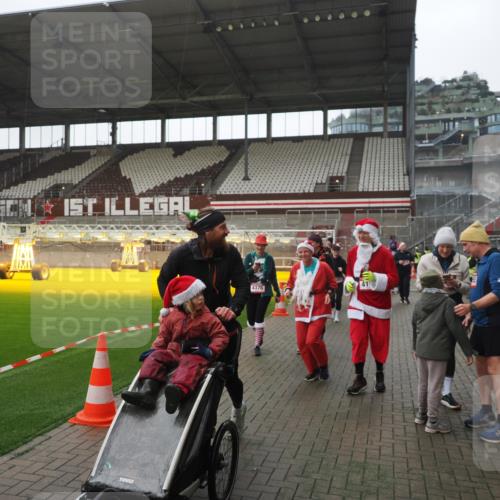 07.12.2025 - St. Pauli X-Mass-Run No. 15 Fabian Wolf http://msf.ph/oto/9395098 07.12.2025 10:28:15 Ziel 1507, 1742, 1745, 2526, 2723, 3395, 3412, 3413, 3454, 3472, 3727, 3729, 3730, 3879, 3881, 3883, 4064, 4065, 4159, 4160, 4189, 4245, 4344, 4376, 4380, 4697, 4698, 4700, 4701, 4702, 4704, 4706, 4707, 4708, 4710 meine-sportfotos.de