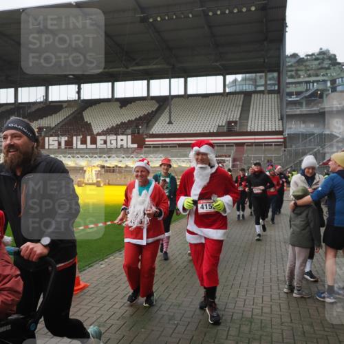 07.12.2025 - St. Pauli X-Mass-Run No. 15 Fabian Wolf http://msf.ph/oto/9395102 07.12.2025 10:28:16 Ziel 1507, 1742, 1745, 2526, 2723, 3395, 3412, 3413, 3454, 3472, 3727, 3729, 3730, 3879, 3881, 3883, 4064, 4065, 4159, 4160, 4189, 4245, 4344, 4376, 4380, 4697, 4698, 4700, 4701, 4702, 4704, 4706, 4707, 4708, 4710 meine-sportfotos.de