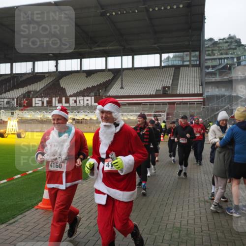 07.12.2025 - St. Pauli X-Mass-Run No. 15 Fabian Wolf http://msf.ph/oto/9395105 07.12.2025 10:28:16 Ziel 1507, 1742, 1745, 2526, 2723, 3395, 3412, 3413, 3454, 3472, 3727, 3729, 3730, 3879, 3881, 3883, 4064, 4065, 4159, 4160, 4189, 4245, 4344, 4376, 4380, 4697, 4698, 4700, 4701, 4702, 4704, 4706, 4707, 4708, 4710 meine-sportfotos.de