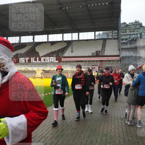 07.12.2025 - St. Pauli X-Mass-Run No. 15 Fabian Wolf http://msf.ph/oto/9395109 07.12.2025 10:28:17 Ziel 1507, 1742, 1745, 2526, 2723, 3395, 3412, 3413, 3454, 3472, 3727, 3729, 3730, 3879, 4064, 4065, 4159, 4160, 4189, 4245, 4344, 4376, 4380, 4697, 4698, 4700, 4701, 4702, 4704, 4706, 4707, 4708, 4710 meine-sportfotos.de