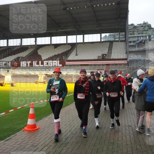 07.12.2025 - St. Pauli X-Mass-Run No. 15 Fabian Wolf http://msf.ph/oto/9395111 07.12.2025 10:28:17 Ziel 1507, 1742, 1745, 2526, 2723, 3395, 3412, 3413, 3454, 3472, 3727, 3729, 3730, 3879, 4064, 4065, 4159, 4160, 4189, 4245, 4344, 4376, 4380, 4697, 4698, 4700, 4701, 4702, 4704, 4706, 4707, 4708, 4710 meine-sportfotos.de