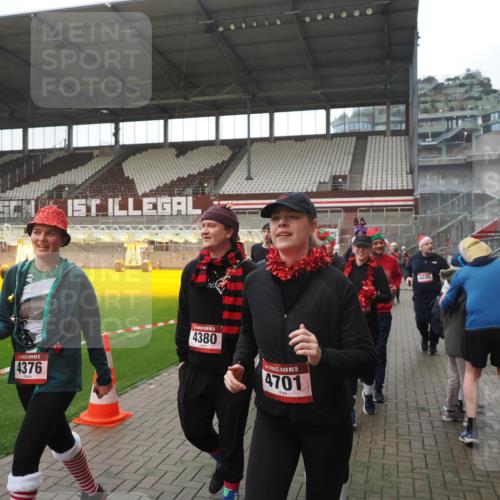 07.12.2025 - St. Pauli X-Mass-Run No. 15 Fabian Wolf http://msf.ph/oto/9395117 07.12.2025 10:28:19 Ziel 1507, 2526, 2723, 3395, 3412, 3413, 3454, 3472, 3727, 3729, 3730, 4064, 4159, 4160, 4245, 4344, 4376, 4380, 4697, 4698, 4700, 4701, 4702, 4704, 4706, 4707, 4708, 4710 meine-sportfotos.de