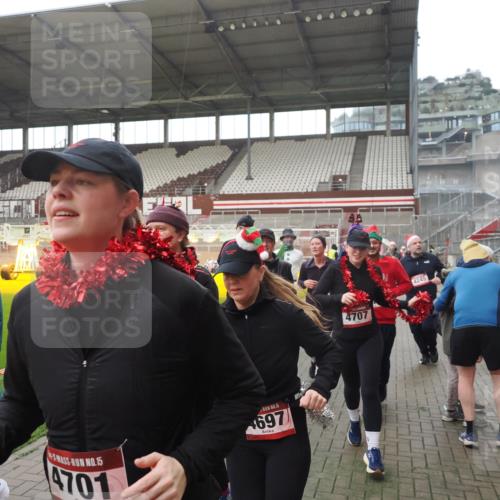 07.12.2025 - St. Pauli X-Mass-Run No. 15 Fabian Wolf http://msf.ph/oto/9395119 07.12.2025 10:28:19 Ziel 1507, 2526, 2723, 3395, 3412, 3413, 3454, 3472, 3727, 3729, 3730, 4064, 4159, 4160, 4245, 4344, 4376, 4380, 4697, 4698, 4700, 4701, 4702, 4704, 4706, 4707, 4708, 4710 meine-sportfotos.de