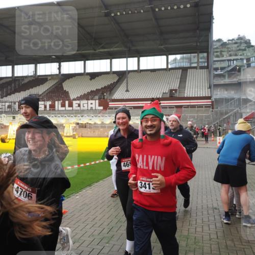 07.12.2025 - St. Pauli X-Mass-Run No. 15 Fabian Wolf http://msf.ph/oto/9395126 07.12.2025 10:28:20 Ziel 1507, 2526, 2723, 3395, 3413, 3454, 3472, 3727, 3729, 4064, 4159, 4160, 4245, 4344, 4355, 4376, 4380, 4388, 4697, 4698, 4701, 4702, 4704, 4706, 4707, 4710 meine-sportfotos.de