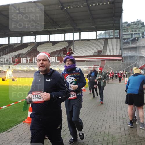 07.12.2025 - St. Pauli X-Mass-Run No. 15 Fabian Wolf http://msf.ph/oto/9395132 07.12.2025 10:28:22 Ziel 412, 2526, 2723, 3395, 3413, 3454, 3472, 3727, 4159, 4160, 4245, 4250, 4355, 4376, 4380, 4388, 4697, 4698, 4701, 4702, 4706, 4707 meine-sportfotos.de