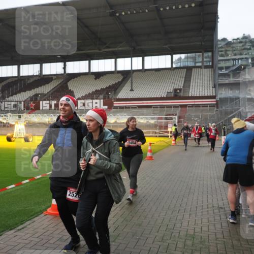 07.12.2025 - St. Pauli X-Mass-Run No. 15 Fabian Wolf http://msf.ph/oto/9395142 07.12.2025 10:28:24 Ziel 412, 2526, 2723, 3395, 3413, 3454, 3472, 4037, 4159, 4160, 4245, 4250, 4355, 4388, 4697, 4698, 4701, 4702, 4706, 4707 meine-sportfotos.de