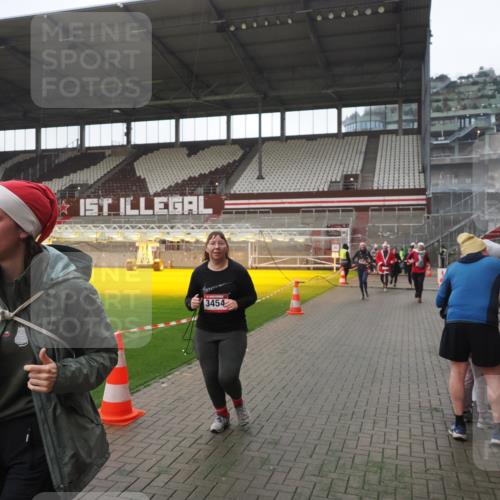 07.12.2025 - St. Pauli X-Mass-Run No. 15 Fabian Wolf http://msf.ph/oto/9395144 07.12.2025 10:28:25 Ziel 412, 2526, 2723, 3395, 3413, 3454, 3472, 4037, 4159, 4160, 4245, 4250, 4355, 4388, 4697, 4698, 4701, 4702, 4706, 4707 meine-sportfotos.de