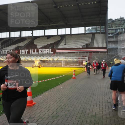 07.12.2025 - St. Pauli X-Mass-Run No. 15 Fabian Wolf http://msf.ph/oto/9395148 07.12.2025 10:28:26 Ziel 412, 2526, 2723, 3395, 3413, 3454, 3472, 4037, 4245, 4250, 4355, 4388, 4697, 4698, 4701, 4702, 4706, 4707 meine-sportfotos.de
