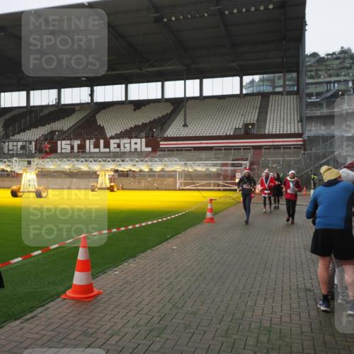 07.12.2025 - St. Pauli X-Mass-Run No. 15 Fabian Wolf http://msf.ph/oto/9395150 07.12.2025 10:28:26 Ziel 412, 2526, 2723, 3395, 3413, 3454, 3472, 4037, 4245, 4250, 4355, 4388, 4697, 4698, 4701, 4702, 4706, 4707 meine-sportfotos.de