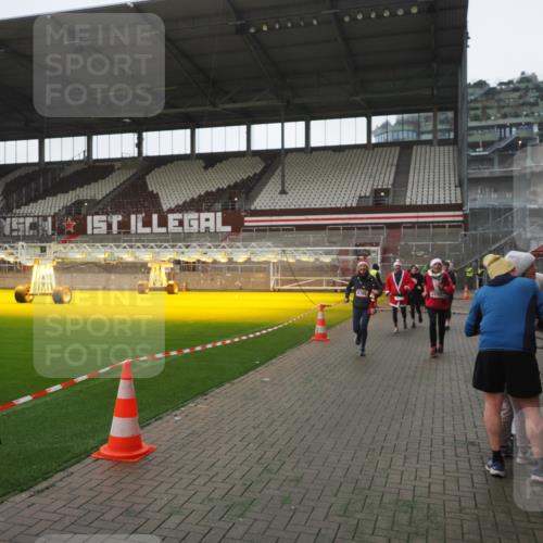 07.12.2025 - St. Pauli X-Mass-Run No. 15 Fabian Wolf http://msf.ph/oto/9395153 07.12.2025 10:28:27 Ziel 412, 2526, 2723, 2912, 3218, 3377, 3395, 3413, 3454, 3472, 4037, 4245, 4250, 4355, 4388, 4697, 4698, 4701, 4702, 4706, 4707 meine-sportfotos.de