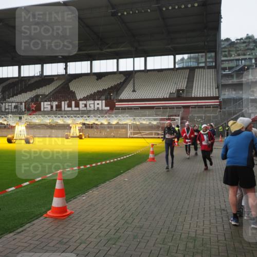 07.12.2025 - St. Pauli X-Mass-Run No. 15 Fabian Wolf http://msf.ph/oto/9395154 07.12.2025 10:28:27 Ziel 412, 2526, 2723, 2912, 3218, 3377, 3395, 3413, 3454, 3472, 4037, 4245, 4250, 4355, 4388, 4697, 4698, 4701, 4702, 4706, 4707 meine-sportfotos.de