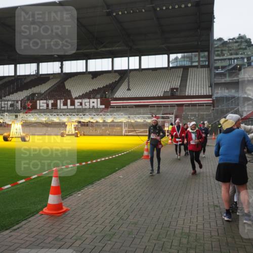 07.12.2025 - St. Pauli X-Mass-Run No. 15 Fabian Wolf http://msf.ph/oto/9395155 07.12.2025 10:28:28 Ziel 412, 2526, 2723, 2912, 2913, 3209, 3218, 3377, 3395, 3413, 3454, 3472, 4037, 4245, 4250, 4355, 4388, 4697, 4698, 4701, 4702, 4706, 4707 meine-sportfotos.de