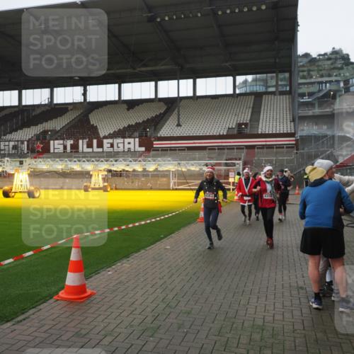 07.12.2025 - St. Pauli X-Mass-Run No. 15 Fabian Wolf http://msf.ph/oto/9395156 07.12.2025 10:28:28 Ziel 412, 2526, 2723, 2912, 2913, 3209, 3218, 3377, 3395, 3413, 3454, 3472, 4037, 4245, 4250, 4355, 4388, 4697, 4698, 4701, 4702, 4706, 4707 meine-sportfotos.de